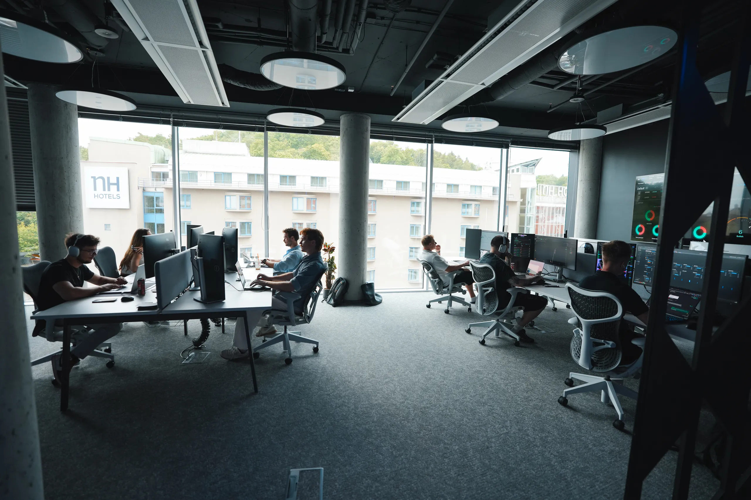 Open space trading flooru s prosklenou stěnou do ulice
