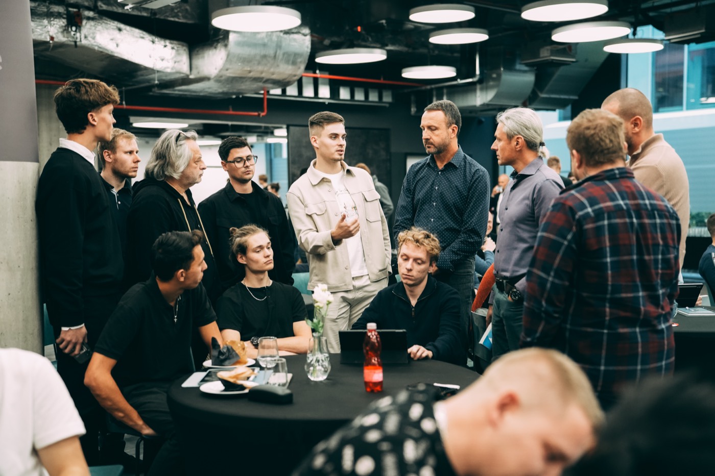 Členové Exclusive při networkingu