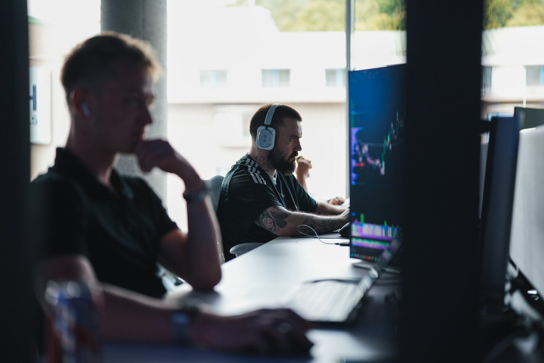 Členové Funded Mind Exclusive při obchodování na trading flooru